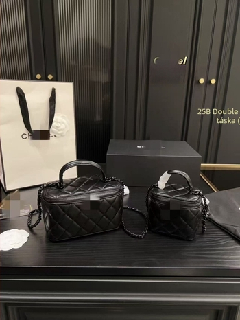 PVC doboz alakú táska, cipzáras nyitás, belső rekeszek (cipzáras zseb és telefon zseb), Oxford bélés