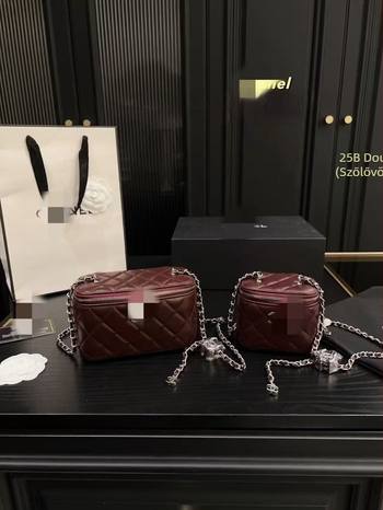 PVC doboz alakú táska, cipzáras nyitás, belső rekeszek (cipzáras zseb és telefon zseb), Oxford bélés