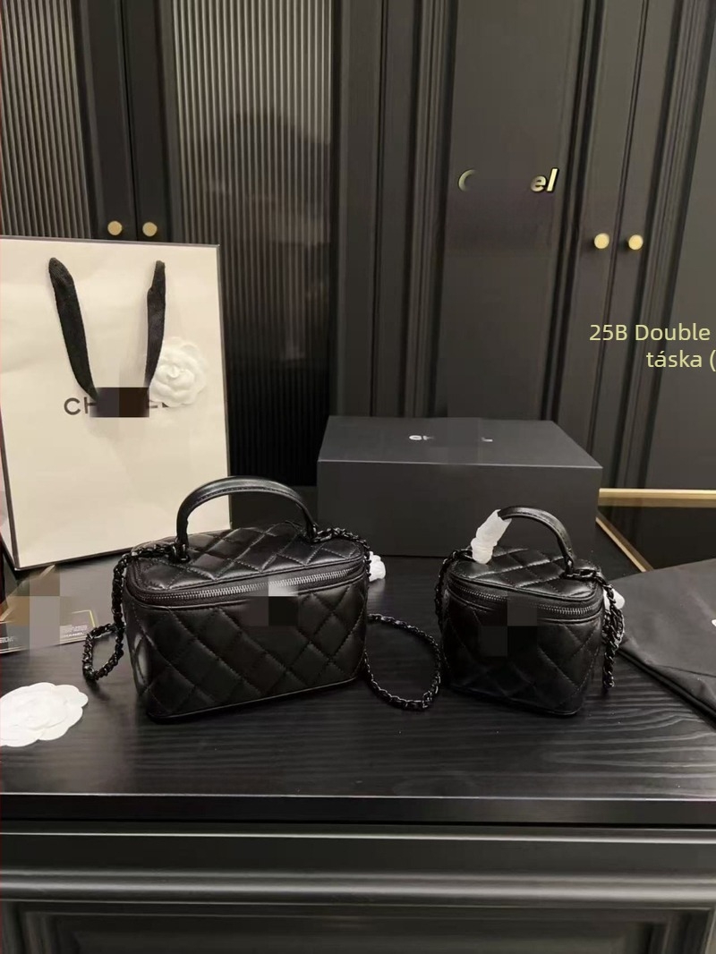 PVC doboz alakú táska, cipzáras nyitás, belső rekeszek (cipzáras zseb és telefon zseb), Oxford bélés