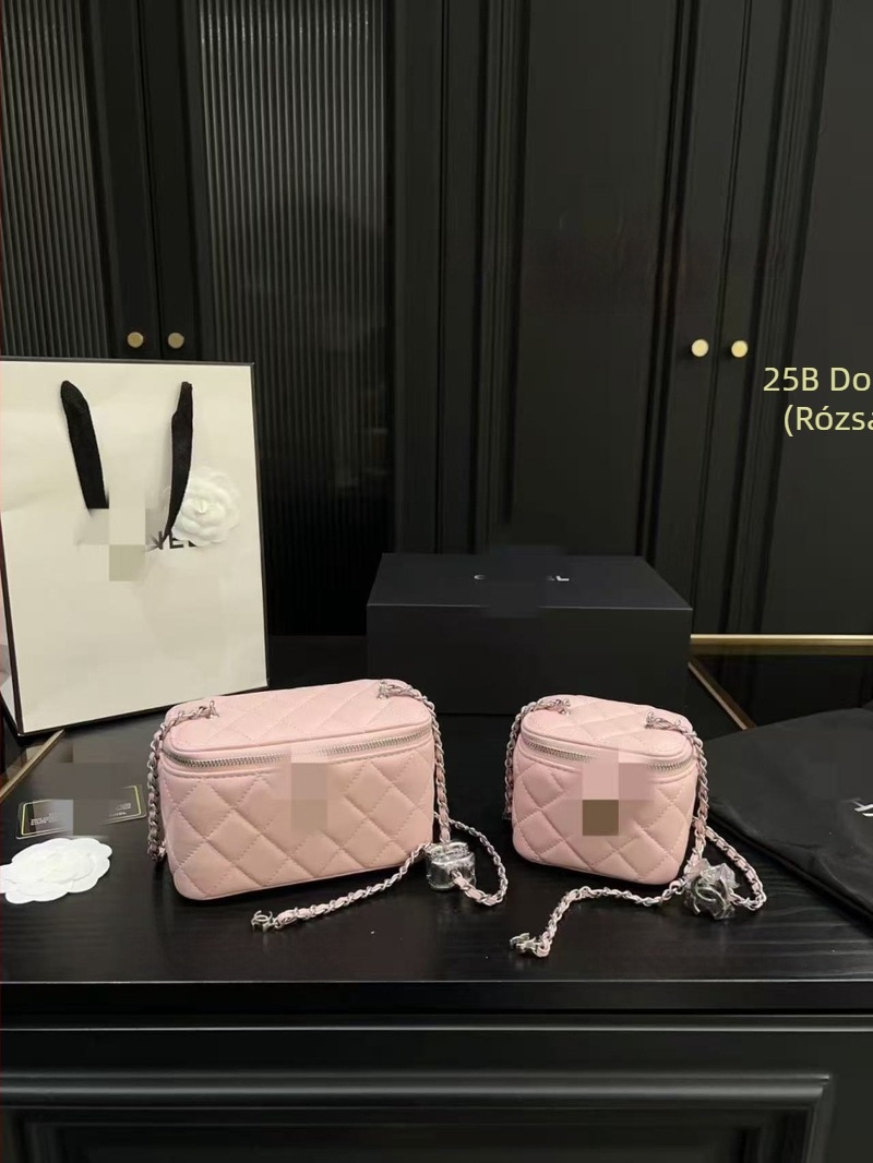 PVC doboz alakú táska, cipzáras nyitás, belső rekeszek (cipzáras zseb és telefon zseb), Oxford bélés