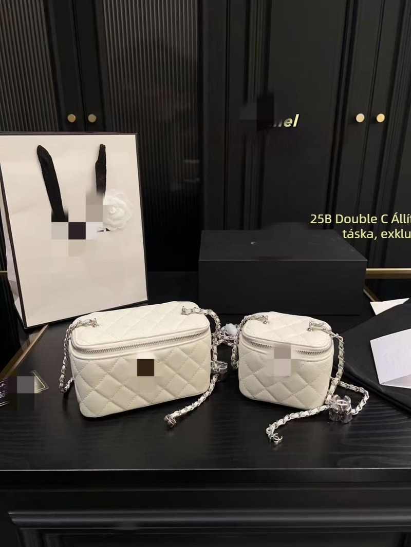 PVC doboz alakú táska, cipzáras nyitás, belső rekeszek (cipzáras zseb és telefon zseb), Oxford bélés