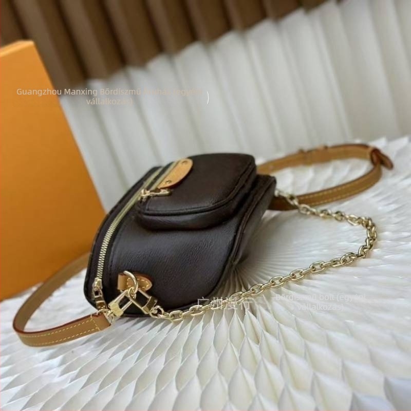 Fisk Mini Bumbag – Monogram mintás valódi bőr derék- és válltáska láncos pánttal, cipzár, vászon bélés, ID zseb, 3D külső, street fashion, 2025 tavasz