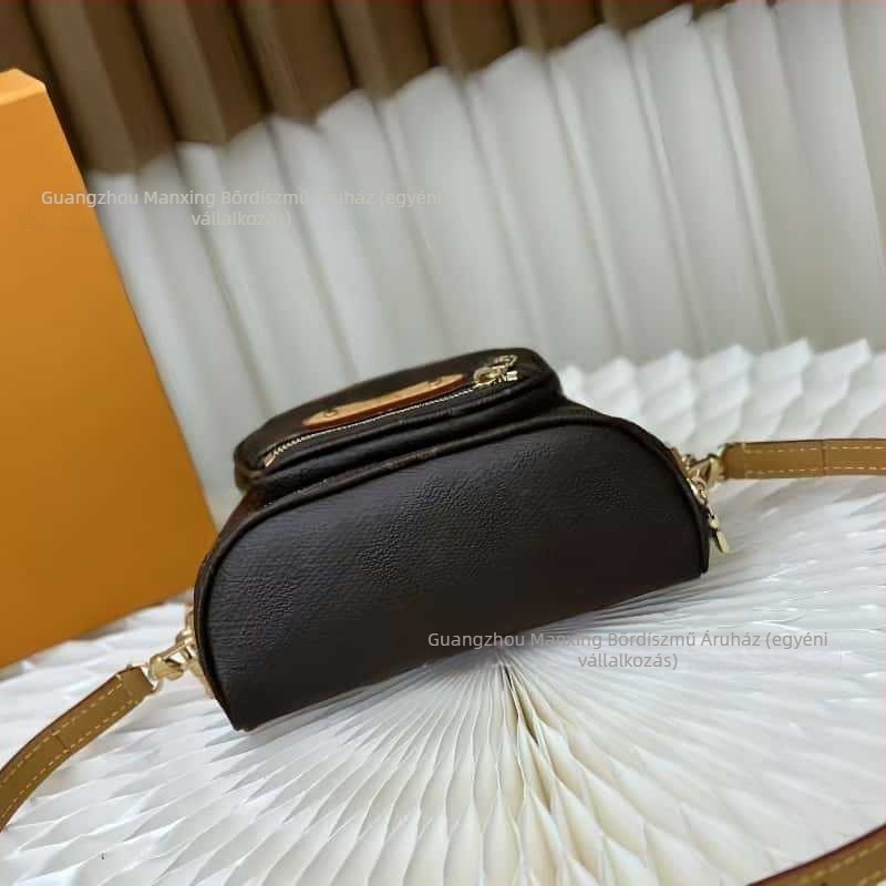 Fisk Mini Bumbag – Monogram mintás valódi bőr derék- és válltáska láncos pánttal, cipzár, vászon bélés, ID zseb, 3D külső, street fashion, 2025 tavasz