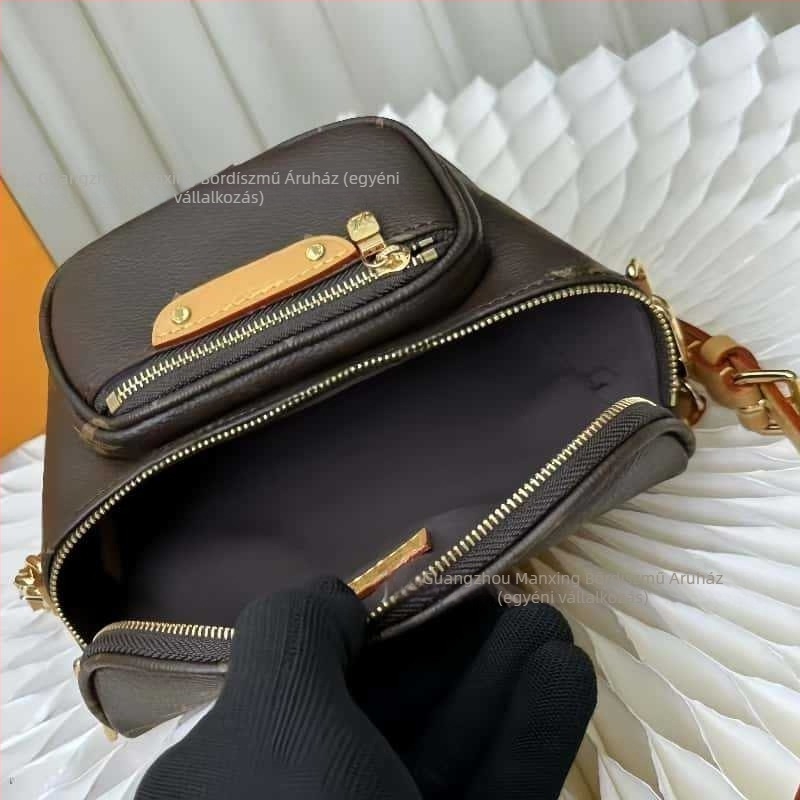 Fisk Mini Bumbag – Monogram mintás valódi bőr derék- és válltáska láncos pánttal, cipzár, vászon bélés, ID zseb, 3D külső, street fashion, 2025 tavasz
