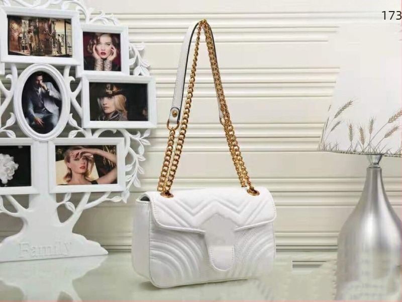 PU női crossbody táska lánccal, vízszintes négyszögletes forma, fedő típusú zár, egy vállpánt, bélés nélkül