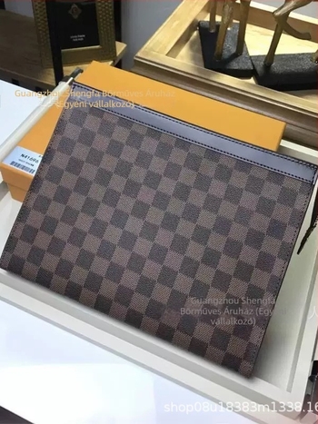 Férfi bőr clutch táska, Business Elite stílus, 2025 tavasz megjelenés (Valódi bőr; első réteg marhabőr; bélés: marhabőr; vízálló; ultra könnyű)