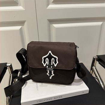 Oxford anyagból készült utcai stílusú váll- és crossbody táska, vízszintes négyszög alakú, zárófedél, belső cipzáras zseb