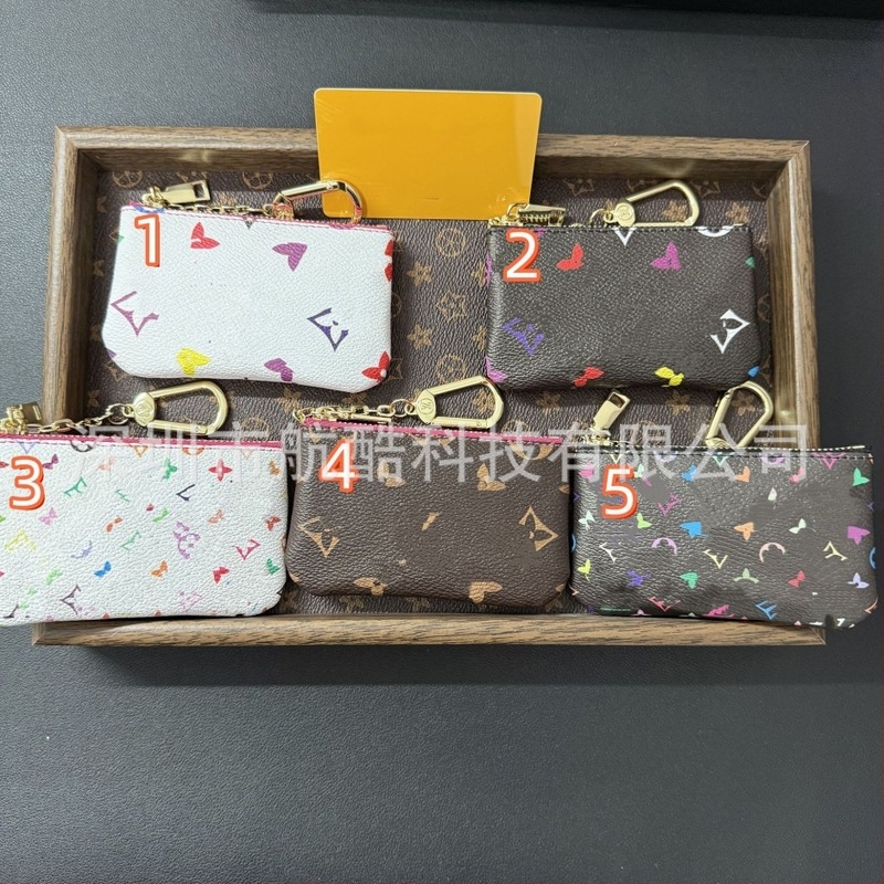 Fehér háromszínű rúzstáska monogrammal és all-over mintával, mini érme- és kártyatartó