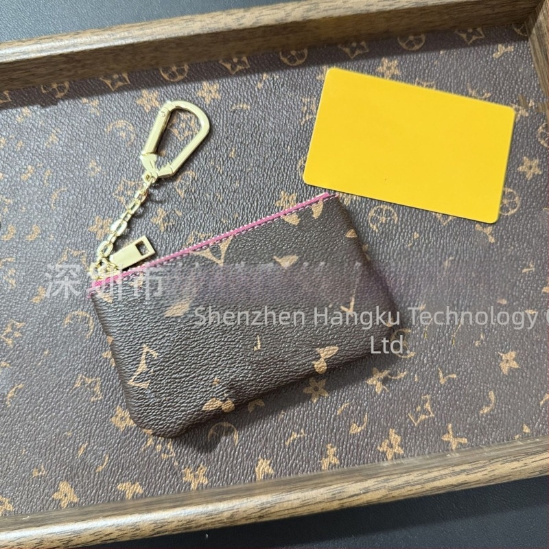 Fehér háromszínű rúzstáska monogrammal és all-over mintával, mini érme- és kártyatartó