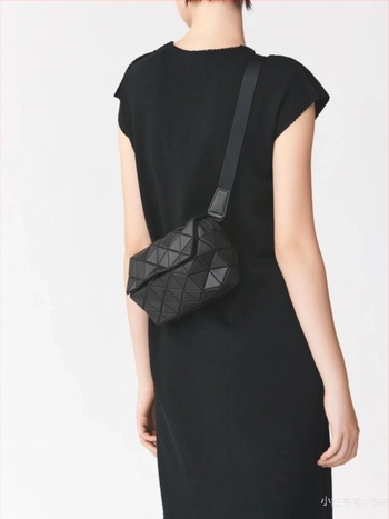 Kviltolt hordó alakú táska geometriális keresztező dizájnnal, férfi négyszögletes övtáska mindennapi utazásokhoz (PVC • 2025 tavasz • Szabadidős utazások)