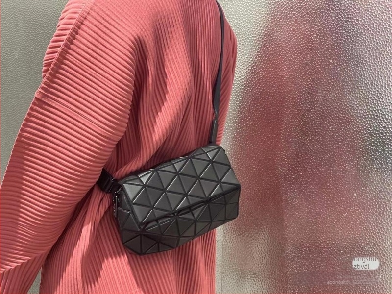 Kviltolt hordó alakú táska geometriális keresztező dizájnnal, férfi négyszögletes övtáska mindennapi utazásokhoz (PVC • 2025 tavasz • Szabadidős utazások)