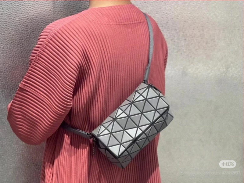 Kviltolt hordó alakú táska geometriális keresztező dizájnnal, férfi négyszögletes övtáska mindennapi utazásokhoz (PVC • 2025 tavasz • Szabadidős utazások)