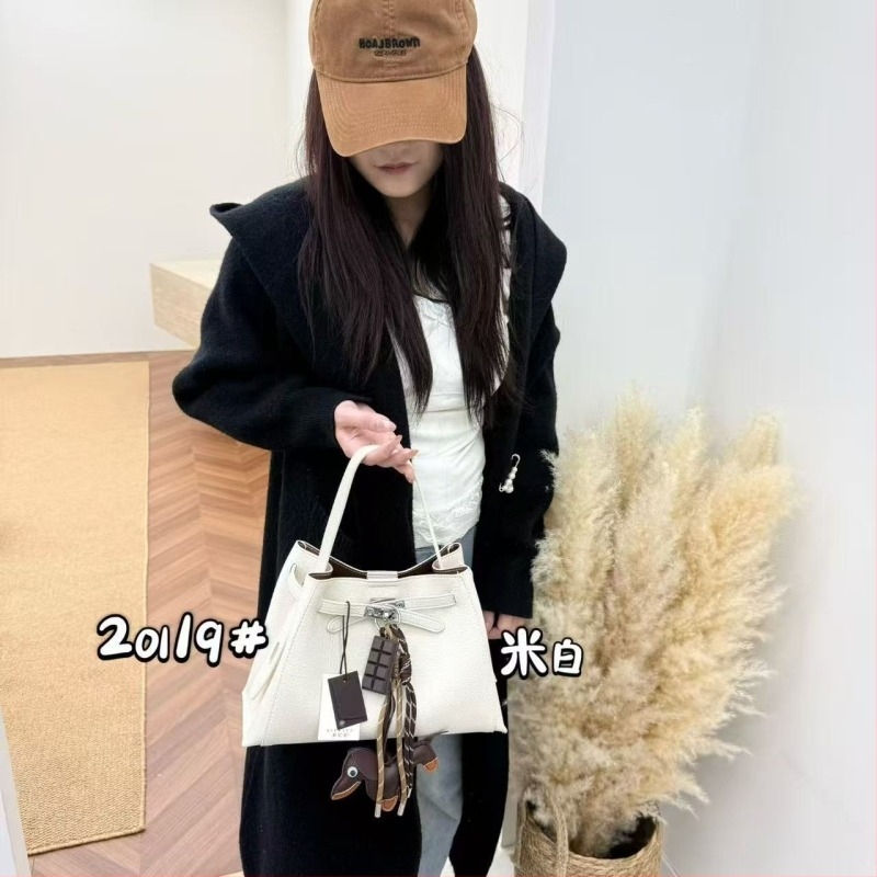 Bucket Bag – városi minimalistikus crossbody táska, PU anyag, záródás csatokkal, rejtett cipzáras zseb, vízszintes téglalap formájú silhouette, 2026 tavaszi megjelenés