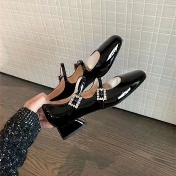 Mary Jane cipő rhinestone patent bőrrel, csat zárás, kerek orrú, 6–8 cm magas sarok, gumi talp