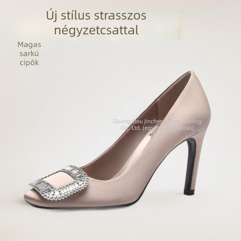 Női kerek orrú esküvői cipő szatén anyagból, vékony magas sarkú, rhinestone négyszögletes csattal