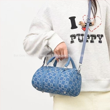 AJ Street 23 – Modern retro sporttáska férfiak és nők számára, henger alakú crossbody táska vállpánttal, stílusos és sokoldalú, könnyen hordozható.