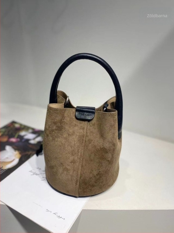 Utcai minimalist velúr bucket táska, homokos textúrájú bőrrel, vízszintes téglalap alakú
