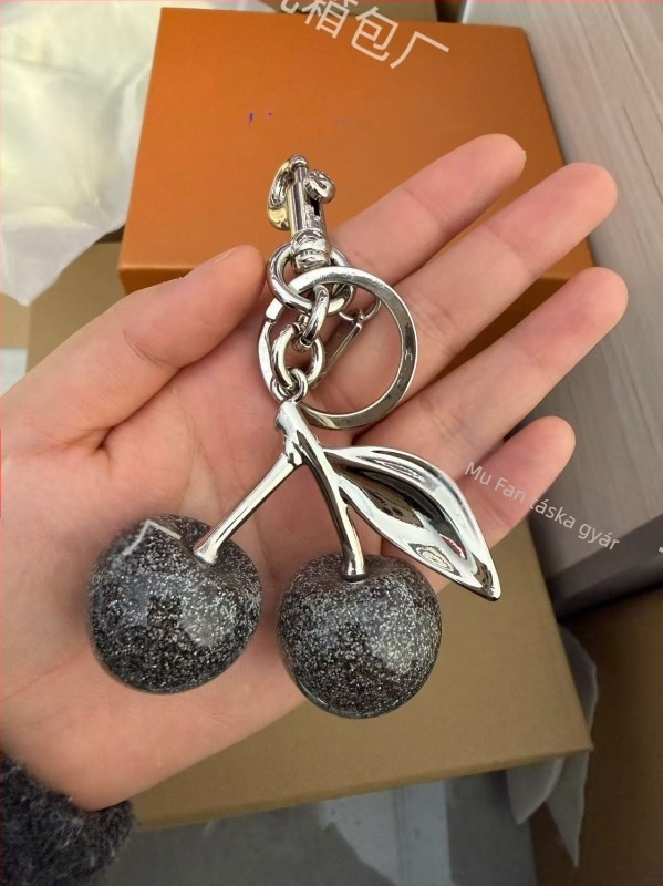 Kulcstartó táska meggy mintával, gyanta anyag, dekoratív kiegészítő, keverék stílus, 2025 tavasz (Anyag: Gyanta; Minta: Gyümölcs; Funkció: Díszítés; Stílus: Keverékes esztétika; Megjelenés éve: Tavasz 2025)