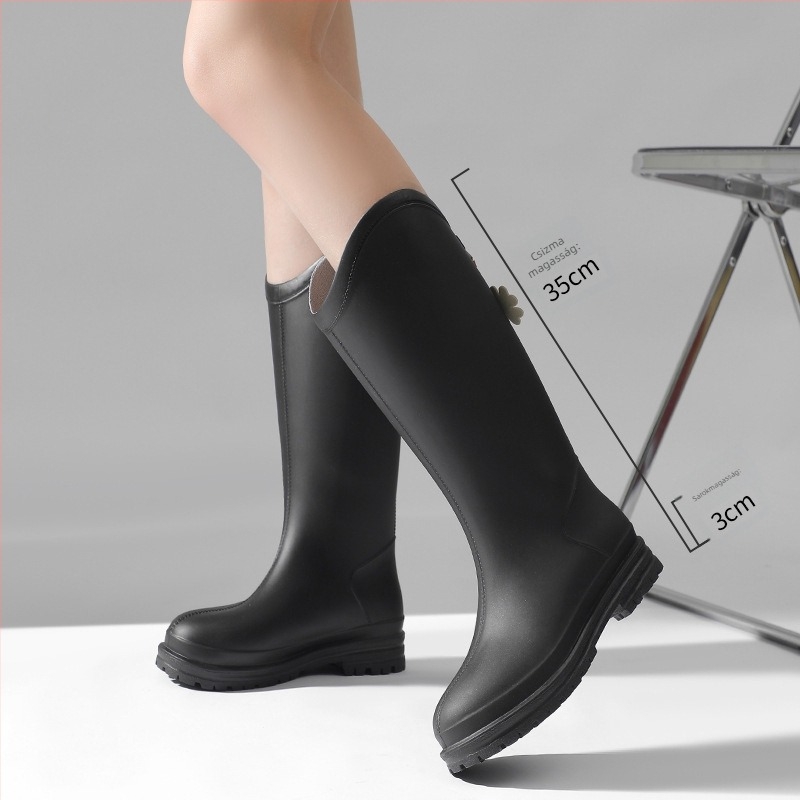 Női esőcsizmák PVC felsőrésszel, magas szár, vastag talp, középmagas sarok 3–5 cm, csúszásbiztos és vízálló.