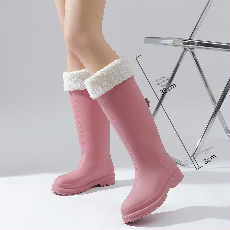 Női esőcsizmák PVC felsőrésszel, magas szár, vastag talp, középmagas sarok 3–5 cm, csúszásbiztos és vízálló.