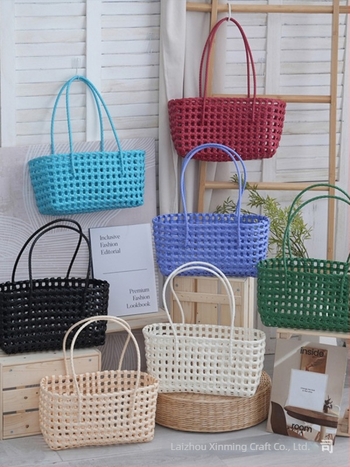 PVC szövött tote táska, áttört mintával, doboz alakú, nyitott felső rész, belső kamera zseb, közepes merevség, Mix‑and‑Match stílus