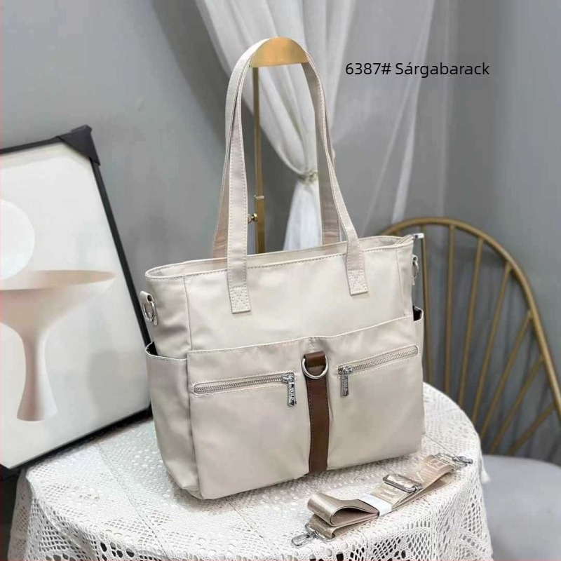 Női válltáska Oxford anyagból, vízszintes négyzet alakú, zipzárral záródó, két vállpánt, belső zsebek: cipzáras zseb, telefonzseb, ID zseb