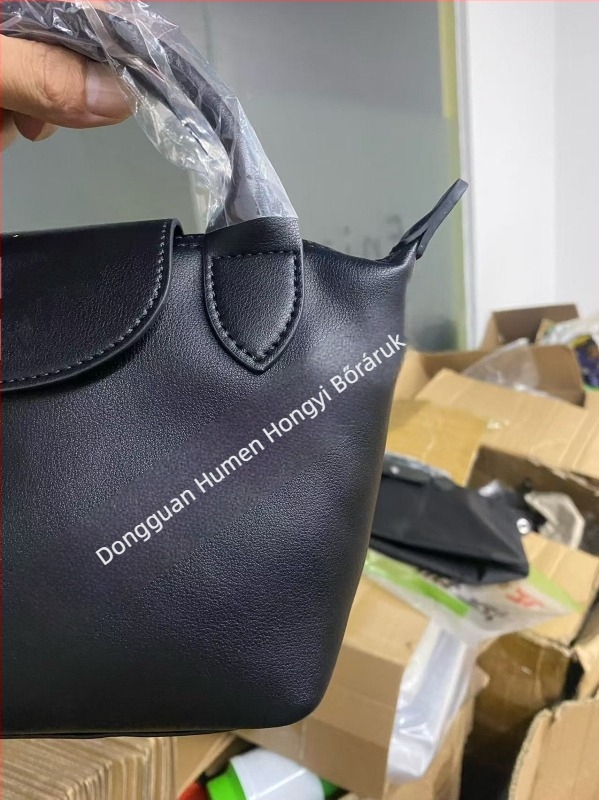 Francia stílusú mini dumpling táska valódi borjúbőrből, könnyű crossbody, strapabíró a mindennapi használatra
