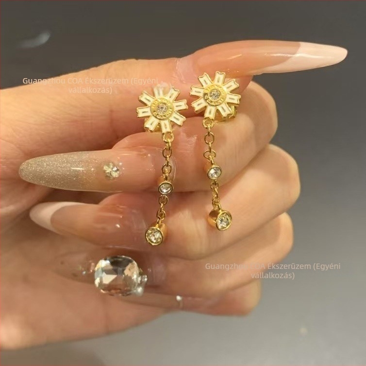 Réz-ötvözet fülbevalók C logóval, zománc, betűk formája, Seiko technológia, Guangzhou eredetű, 2025 tavasz