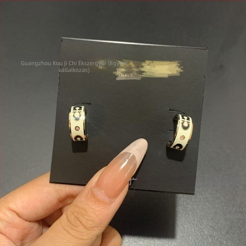 Réz-ötvözet fülbevalók C logóval, zománc, betűk formája, Seiko technológia, Guangzhou eredetű, 2025 tavasz