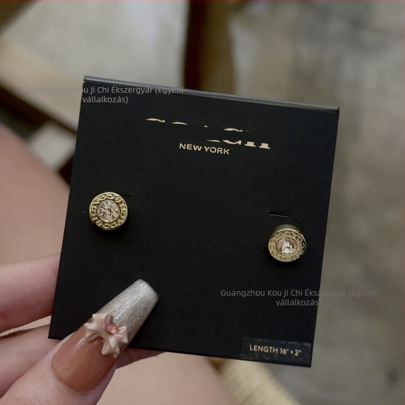 Réz-ötvözet fülbevalók C logóval, zománc, betűk formája, Seiko technológia, Guangzhou eredetű, 2025 tavasz