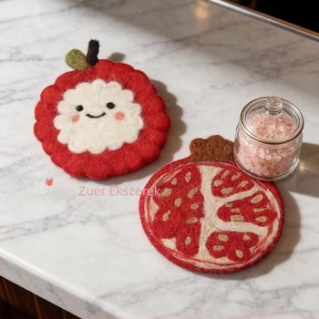 DIY ékszerkellékek, filc bárány motívumos poháralátét, kézzel készített, rajzfilmszerű stílus