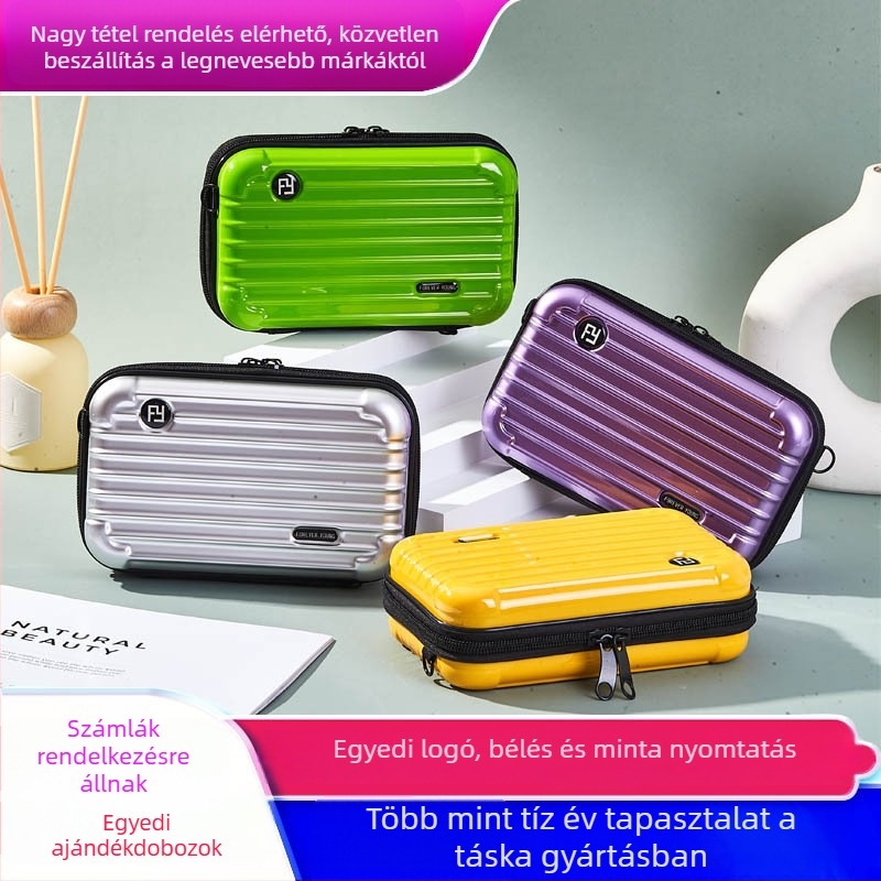 Mini PC kozmetikai táska keresztpánttal, koreai stílusú utazásokhoz; külső műanyag, belső poliészter bélés; vízálló, mosható, multifunkcionális; uniszex.