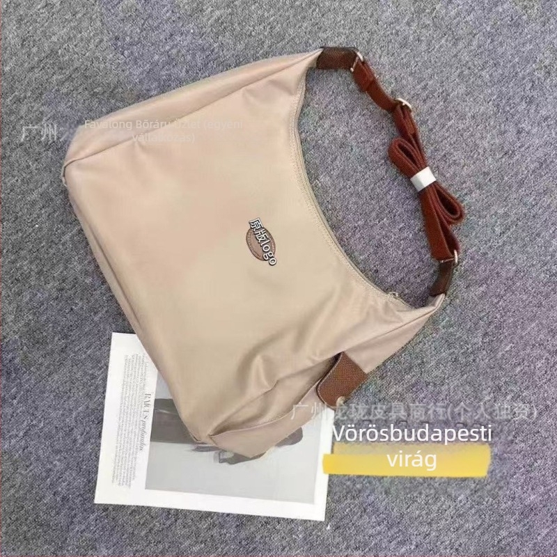 Uniszex Hobo Messenger táska — Oxford anyag, nylon bélés, vízszintes négyzetes forma, cipzáras nyitás, őszi 2024