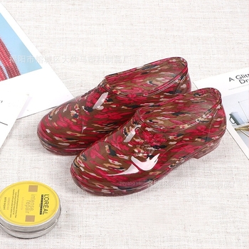 Női esőcsizma, alacsony szár, alacsony sarka 1–3 cm, PVC felsőrész, virágos minta