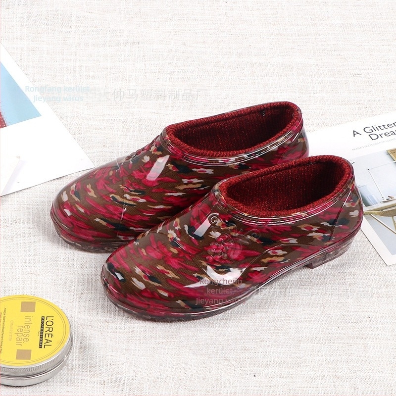 Női esőcsizma, alacsony szár, alacsony sarka 1–3 cm, PVC felsőrész, virágos minta