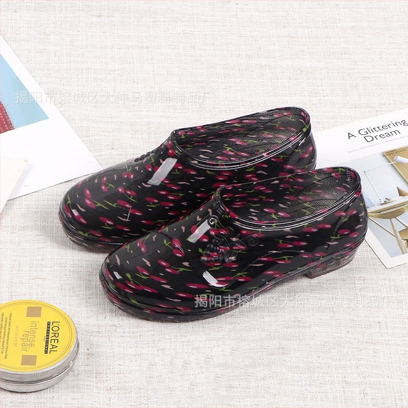 Női esőcsizma, alacsony szár, alacsony sarka 1–3 cm, PVC felsőrész, virágos minta