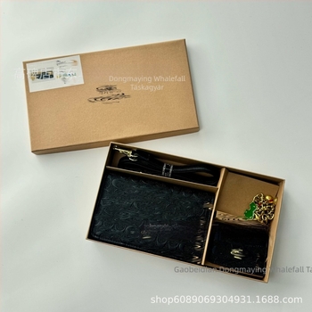 Női crossbody táska - horizontális négyzet alakú forma, PU anyag, kapcsos zárás, belső cipzáras zseb, egy vállpánt