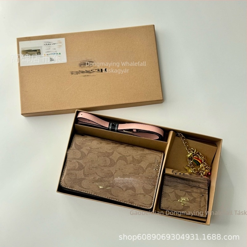 Női crossbody táska - horizontális négyzet alakú forma, PU anyag, kapcsos zárás, belső cipzáras zseb, egy vállpánt