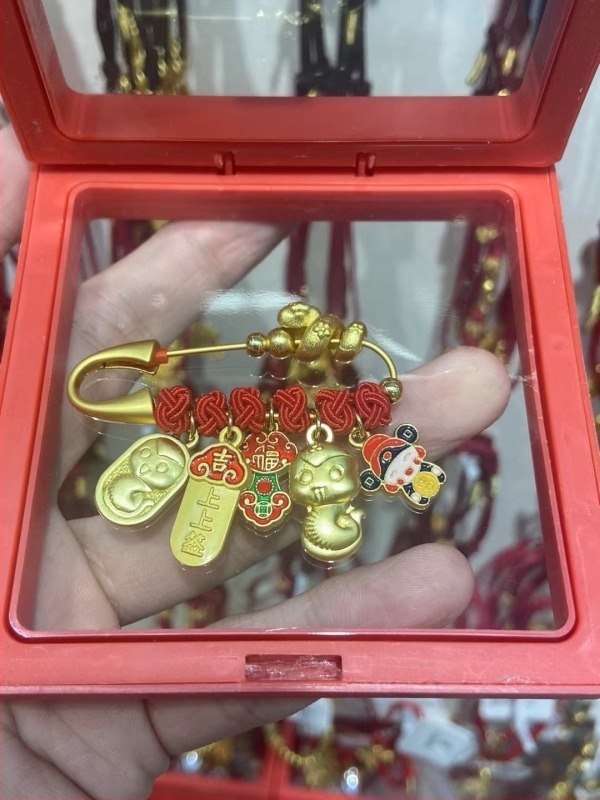 Baba és gyerekeknek szóló bross-kitűző - biztonsági kiegészítő, uniszex, sárkányév, kevert anyagok, 2023 tél