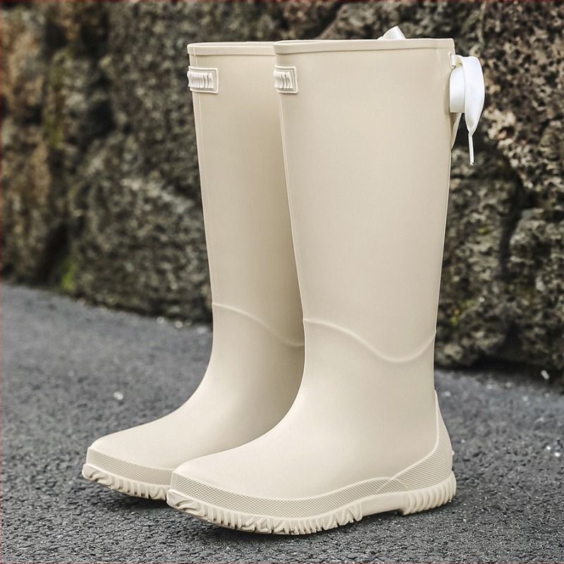 Női esőcsizma pamuttal bélelt, magas szárú, PVC felsőrész, vízálló, csúszásmentes talppal, alacsony sarok 1–3 cm.