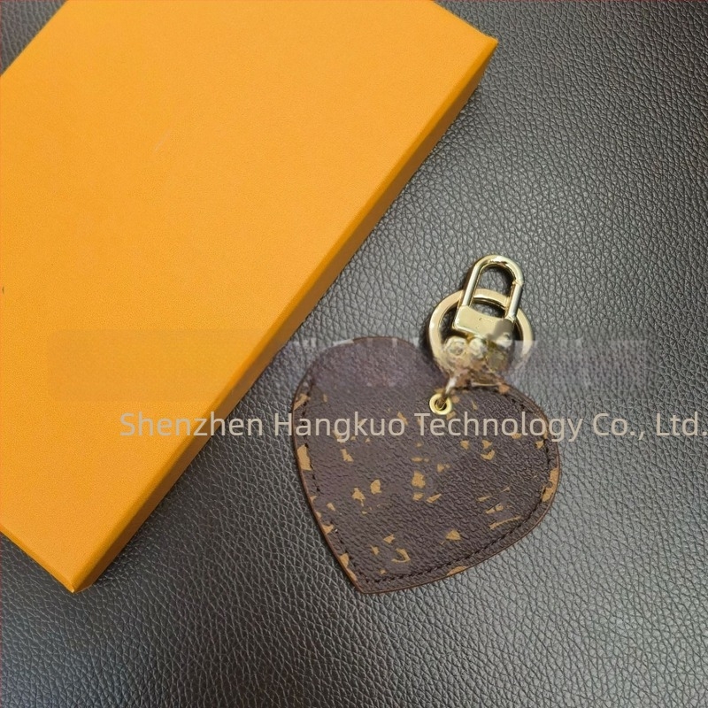 PU anyagú, szív alakú kulcstartó, táskadísz, könnyed luxus stílus