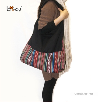 Női váll-táska etnikus stílussal, pamut anyag, csíkos minta, cipzáras nyitás, pamut bélés