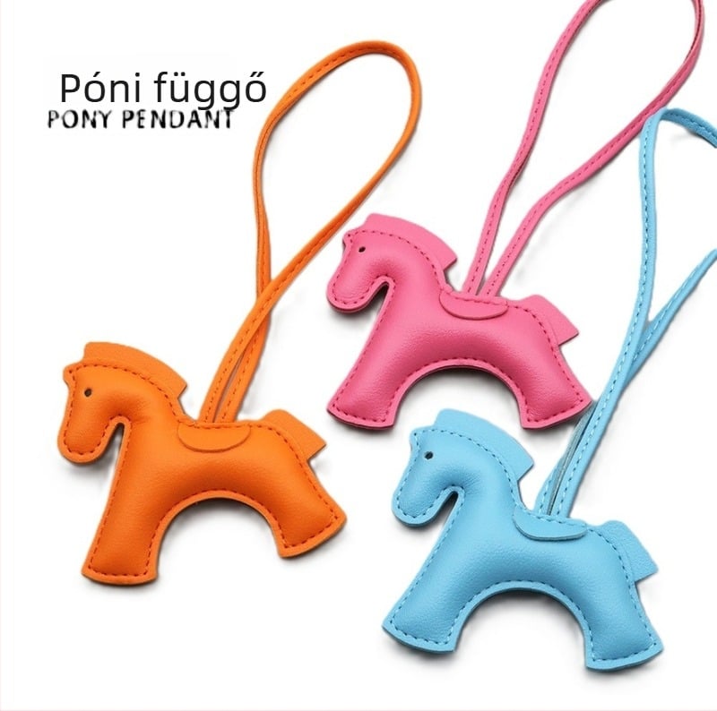 PU bőr medál ló motívummal — kézzel készített, ló motív, stílus kiegészítők a táskákhoz és autókhoz, 2025 tavasz