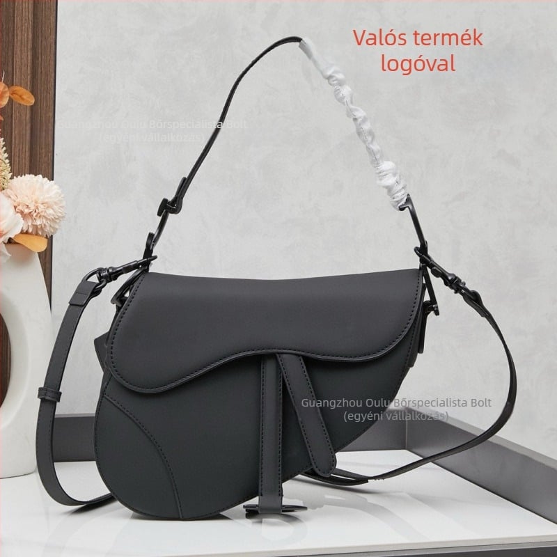 Saddle bag valódi bőrből, hímzett dizájn, húzózáras csattal záródó, belső laminált cipzár