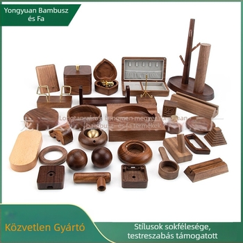 Fekete diófából készült akasztós dísz gravírozott talppal és szabálytalan formával