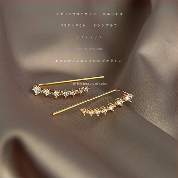 14K aranyozott lineáris fülbevalók cirkóniákkal – minimalist és elegáns nőknek