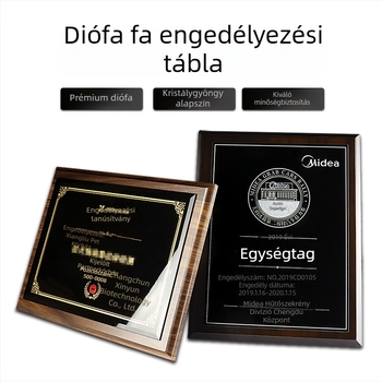 Fekete diófából készült medalion kristállyal és aranyfóliás oklevéllel – magas minőségű fa plakett franchise partnereknek.