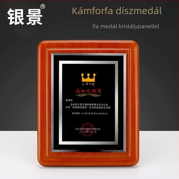 Kamforfából készült érdemplakett, fémmedállal, testreszabható