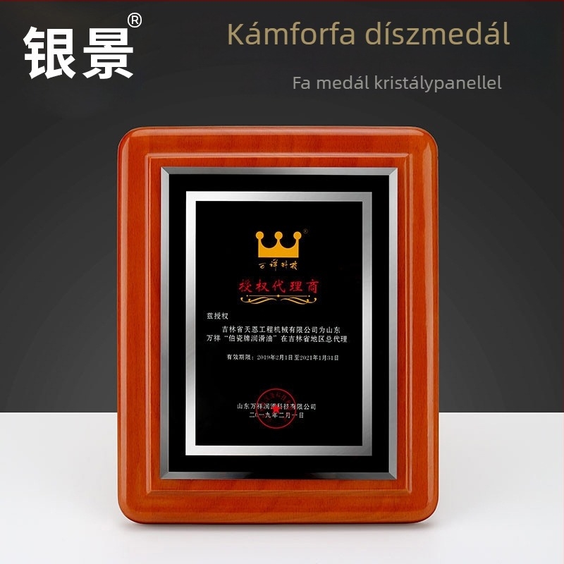 Kamforfából készült érdemplakett, fémmedállal, testreszabható