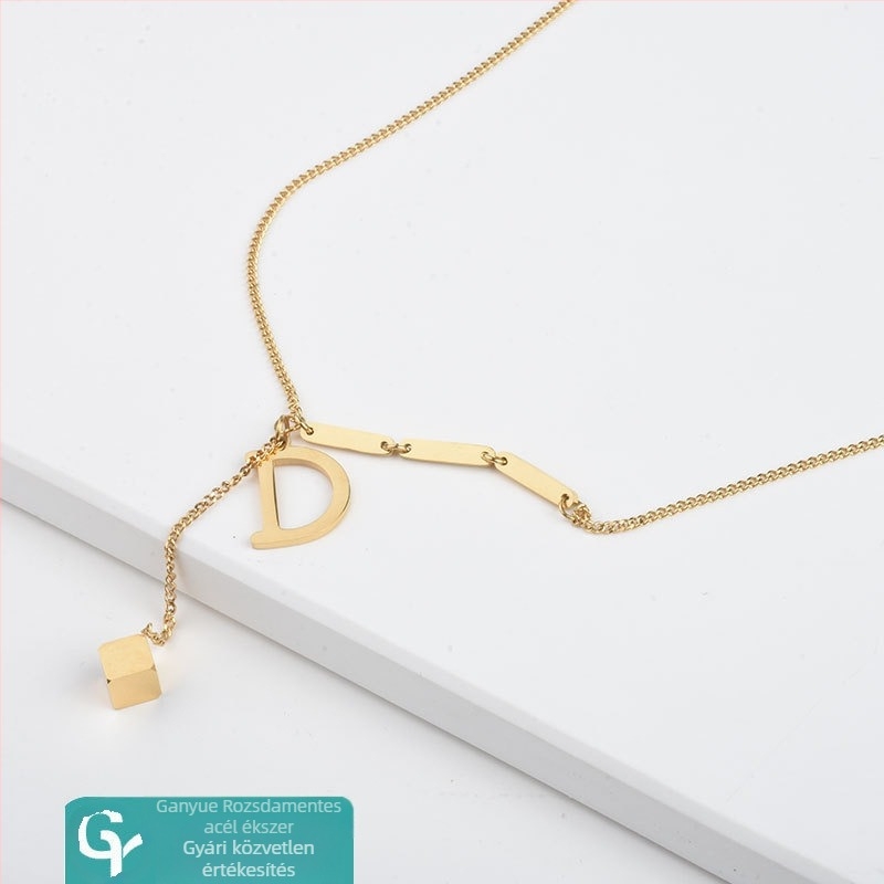 Rozsdamentes acélból készült kulcscsont-nyaklánc, elektropácolt medállal, betűk és számok mintázatával, minimalist design, sokoldalú